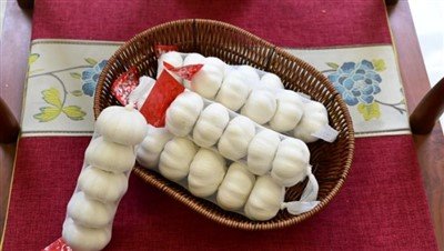 5pcsニンニクにバッグに入っています